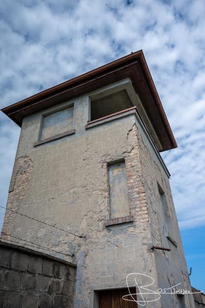 Een uitkijktoren in een concentratiekamp