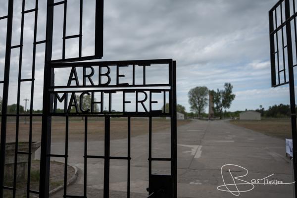Het hek bij de ingang van een concentratiekamp met de tekst 'Arbeit macht frei'