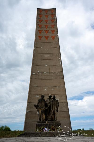 Een herdenkingsmonument in een concentratiekamp