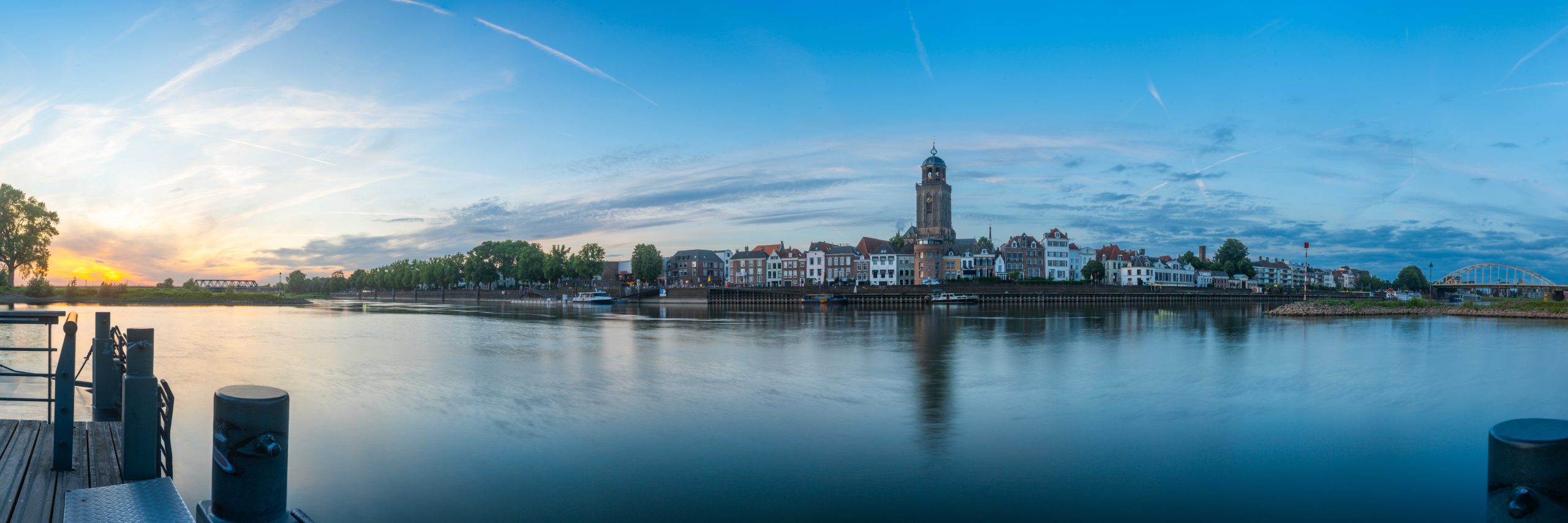 Panorama van de skyline van Deventer langs de IJssel