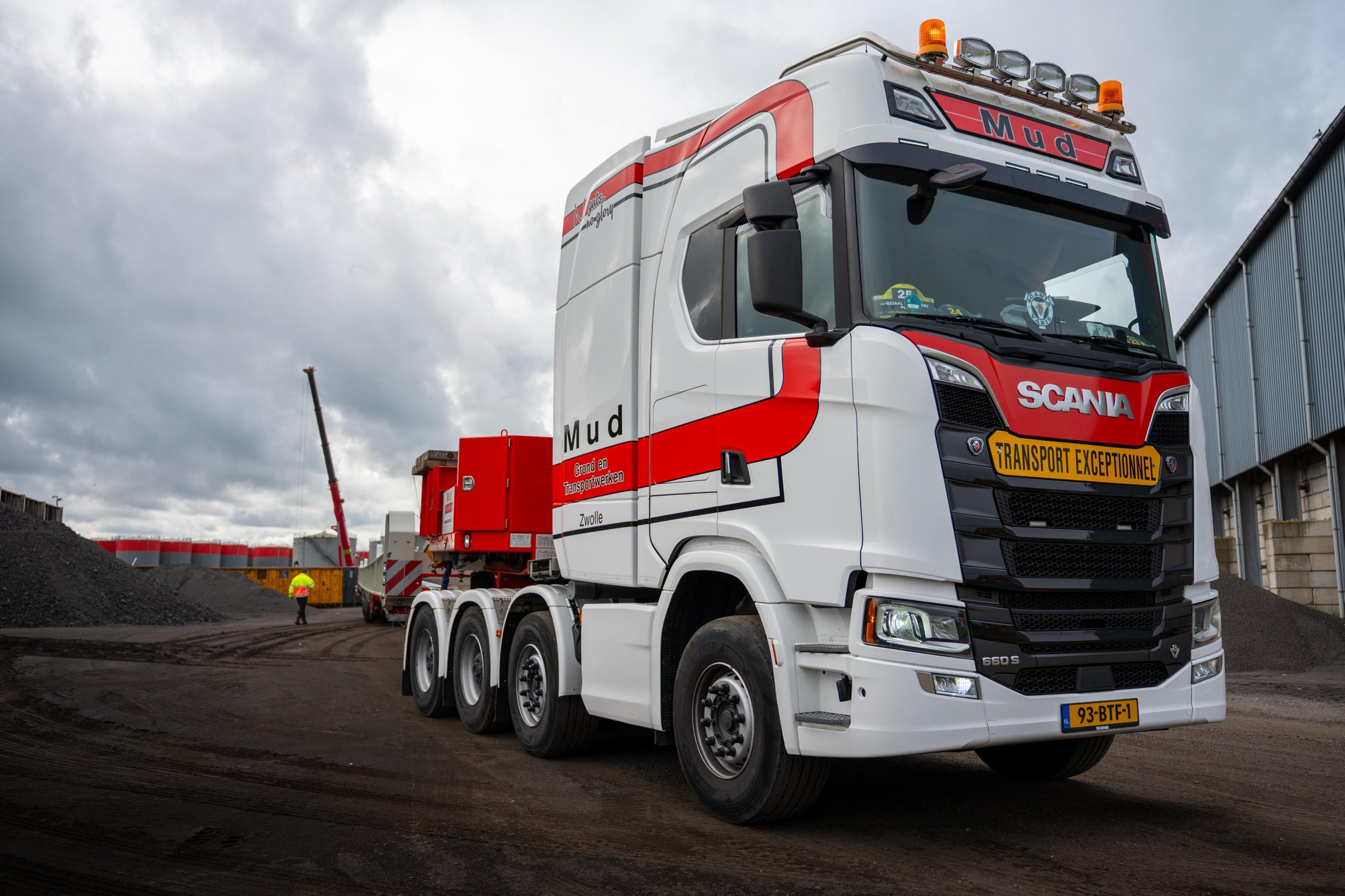 Scania vrachtwagen van MUD Zwolle op een bedrijfsterrein